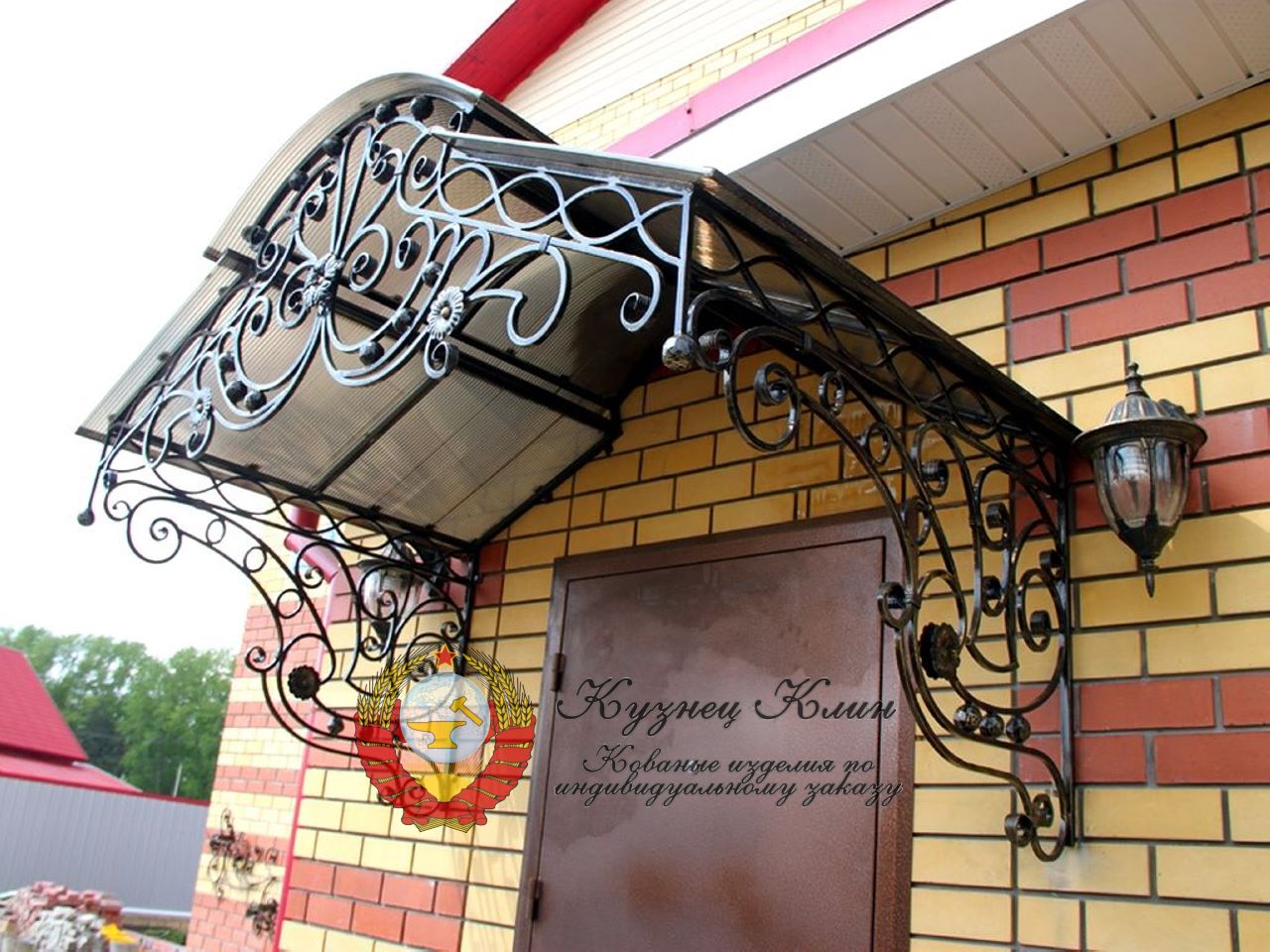 Кованый козырек с подъемной крышей